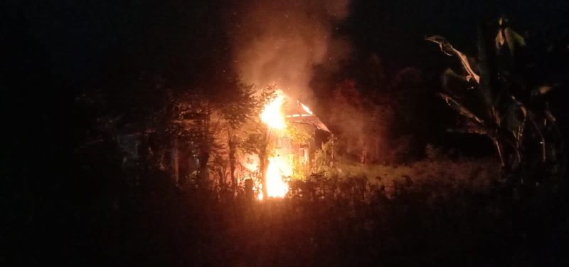 Rumah warga yang terbakar akibat arus pendek. Foto: Polres Pidie Jaya/NOA.co.id
