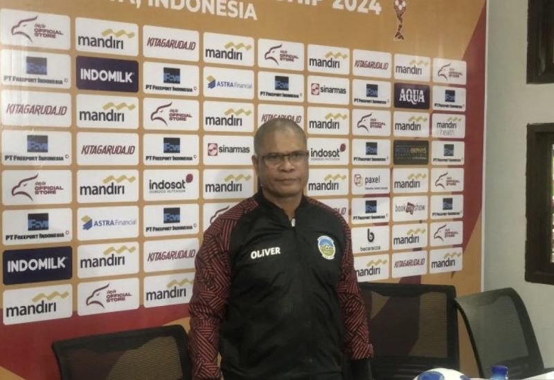Pelatih Timnas Timor Leste U-19, Eduardo Pereira, berpose pada sesi jumpa pers setelah timnya kalah telak 2-6 dari Indonesia U-19 pada laga terakhir Grup A Piala AFF U-19 atau ASEAN U-19 Boys Championship di Stadion Gelora Bung Tomo, Surabaya, Selasa (23/7/2024). Foto: ANTARA.