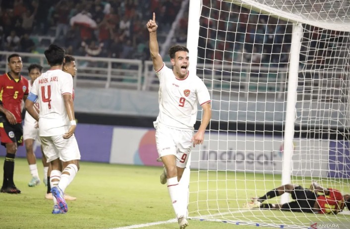 Pesepak bola Timnas Indonesia Jens Raven (tengah) berselebrasi usai mencetak gol ke gawang Timnas Timor Leste dalam pertandingan penyisihan Grup A Piala ASEAN U-19 Boys Championship atau AFF U-19 di Stadion Gelora Bung Tomo, Surabaya, Jawa Timur, Selasa (23/7/2024). Foto: ANTARA.