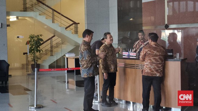 Menteri Kelautan dan Perikanan Sakti Wahyu Trenggono memenuhi panggilan Komisi Pemberantasan Korupsi (KPK) sebagai saksi dalam kasus dugaan korupsi. Foto: CNNIndonesia)