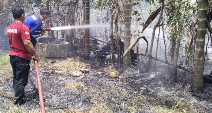 Foto: Petugas BPBD Aceh Besar berusaha memadamkan api di sebuah lahan di Gampong Mon Ikeun, Kecamatan Lhoknga, Aceh Besar. Foto: Dokumentasi BPBD Aceh Besar