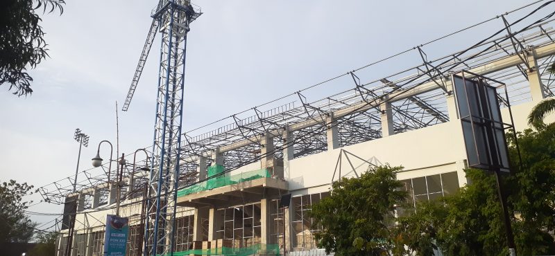 Penampakan dari luar stadion H Dimurthala Lampineung Banda Aceh, Sabtu (27/7/2024). Stadion tersebut direnovasi oleh Kementerian Pekerjaan Umum dan Perumahan Rakyat (PUPR) akan dijadikan venue cabang sepak bola Pekan Olahraga Nasional (PON) XXI Aceh - Sumatera Utara September 2024. NOA.co.id FOTO/Farid Ismullah.