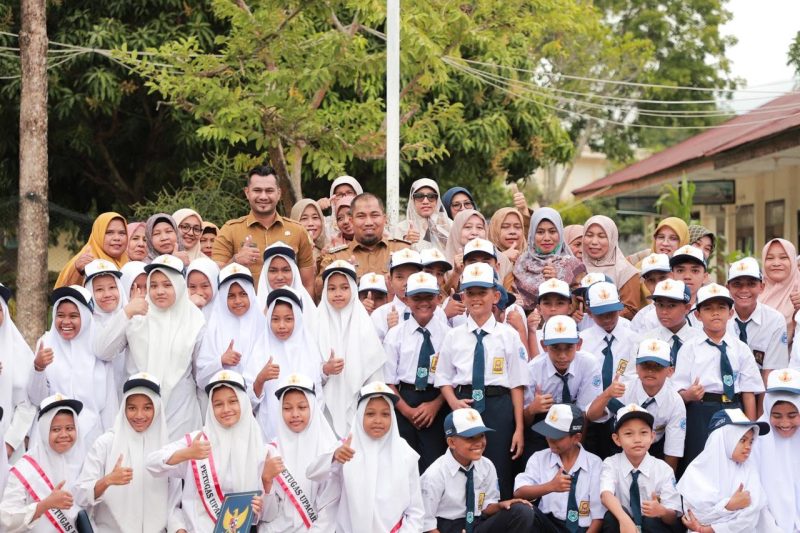Iswanto bersama pelajar SMPN 2 Ingin Jaya. Foto: MC Aceh Besar