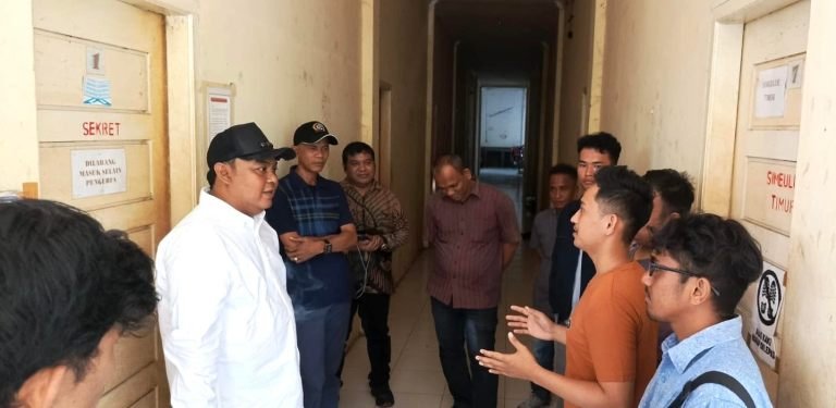 Pj Bupati Simeulue, Teuku Reza Fahlevi (Kedua Kiri) mendengarkan keluhan mahasiswa ketika mengunjungi Asrama Mahasiswa Simeulue di Lorong Apel, Lamgugop, Kecamatan Syiah Kuala, Kota Banda Aceh, Selasa (23/7/2024). (Foto NOA.co.id).