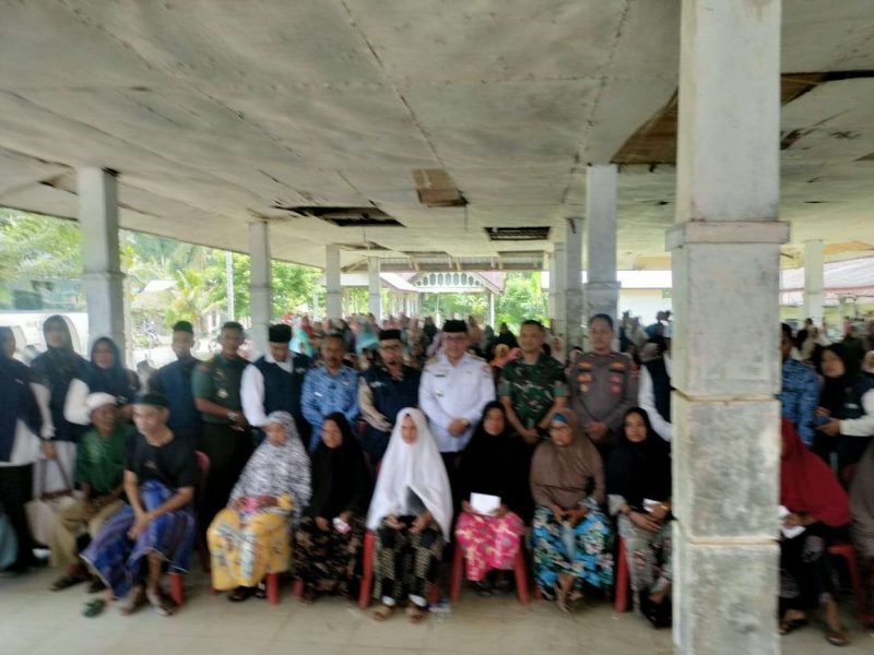 Dandim 0105/Abar Letkol Inf Hendra Mirza, S.E., M.Si., Bersama PJ Bupati Aceh Barat Drs Mahdi Efendi dan Unsur Muspika Kecamatan Lakukan Foto Bersama Usai penyaluran Zakat, Infaq dan Shadaqah (ZIS) untuk masyarakat fakir/miskin yang disalurkan Baitul Mal Kabupaten Aceh Barat bertempat di Aula Kantor Camat Sungai Mas. Foto: NOA.co.id