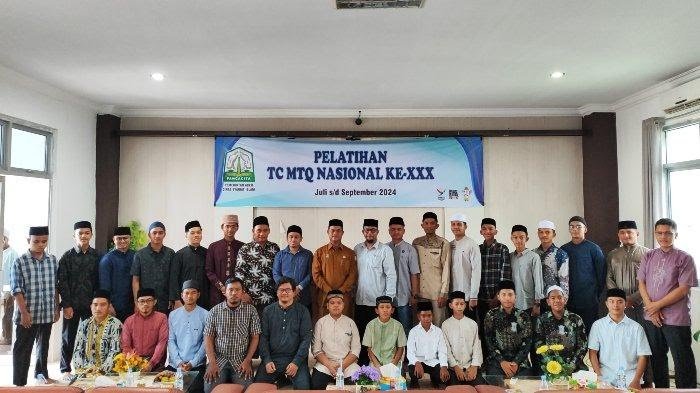 Peserta MTQ pria foto bersama dengan Kepala Dinas Syariat Islam Aceh, Zahrol Fajri SAg MH dan Ketua LPTQ Aceh, Prof Dr Armiadi Musa MA usai membuka kegiatan Training Center (TC) peserta Musabaqah Tilawatil Quran (MTQ) Nasional XXX tahun 2024 di Gedung LPTQ Aceh, Selasa (2/7/2024) (Foto: noa.co.id/FA)