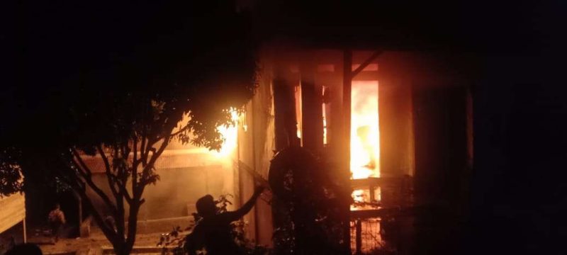 Petugas pemadam kebakaran berjibaku memadamkan api yang membakar dua rumah di desa Bintang Bener, Kecamatan Ketambe, Kabupaten Aceh Tenggara, Aceh, Kamis (11/7/2024). Foto: Aprizali Munandar/Noa.co.id