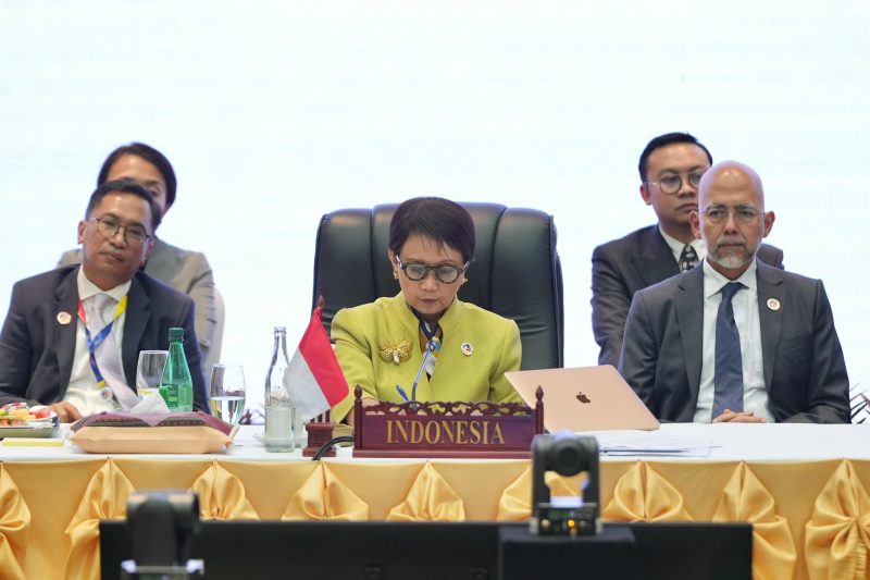 Menteri Luar Negeri Indonesia, Retno L.P. Marsudi (Tengah) memimpin Pertemuan para Menlu ASEAN dan Amerika Serikat (AS) bersama Menlu AS, Antony Blinken di Vientiane, Laos, Indonesia adalah Koordinator Kemitraan ASEAN-AS periode 2021-2024. Sabtu (27/7/2024). (Foto Kemlu RI).