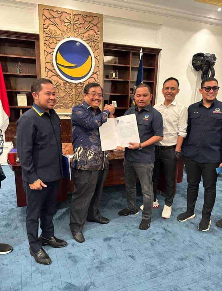 Safriadi atau dikenal Oyon (Kedua Kiri) saat menerima surat keputusan dukungan dari DPP Partai NasDem kepada pasangan Oyon-Hamzah untuk bertarung di Pilkada Aceh Singkil, Jakarta, Rabu (17/7/2024). (NOA.co.id FOTO/HO).