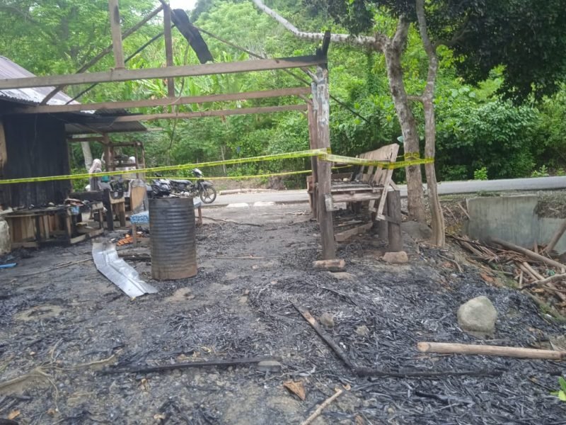 Kondisi kios milik Sekdes Gampong Tuha Bihue, Kecamatan Muara Tiga, Kabupaten Pidie, setelah dibakara OTK di jalan Laweung-Kreung Raya, (Foto Amir Sagita.noa.co.id)