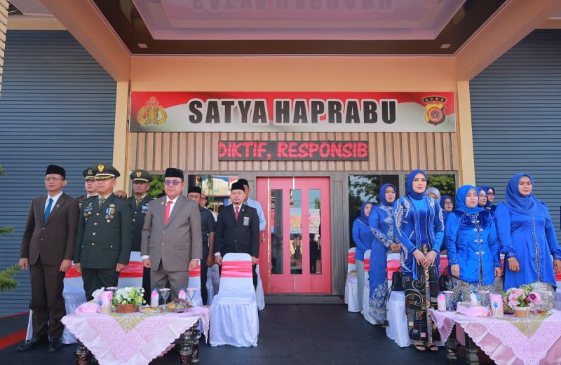 Penjabat Bupati Aceh Barat, Mahdi Efendi, saat menghadiri upacara peringatan Hari Bhayangkara ke-78, yang berlangsung di halaman Mapolres Aceh Barat, Senin (01/07/2024) (Foto: noa.co.id/FA)
