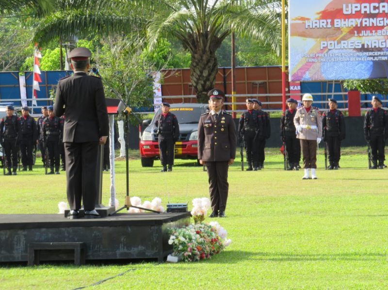 Kapolres Nagan Raya, AKBP Rudi Saeful Hadi, S.I.K., selaku inspektur upacara pada kegiatan upacara Hari Bhayangkara ke-78 yang berlangsung di lapangan Mako Batalyon C Pelopor Satuan Brimob Polda Aceh Nagan Raya, Senin (01/07/2024) (Foto: noa.co.id/FA)