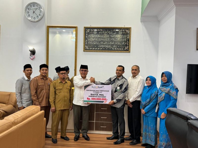 Pimpinan Bank Aceh Syariah Cabang Meulaboh, Jamaluddin, beserta staf karyawan menyerahkan Zakat perusahaan tahun buku 2022 kepada Pejabat Bupati Aceh Barat, Drs. Mahdi Effendi, Senin (01/07/2024) (Foto: noa.co.id/FA)