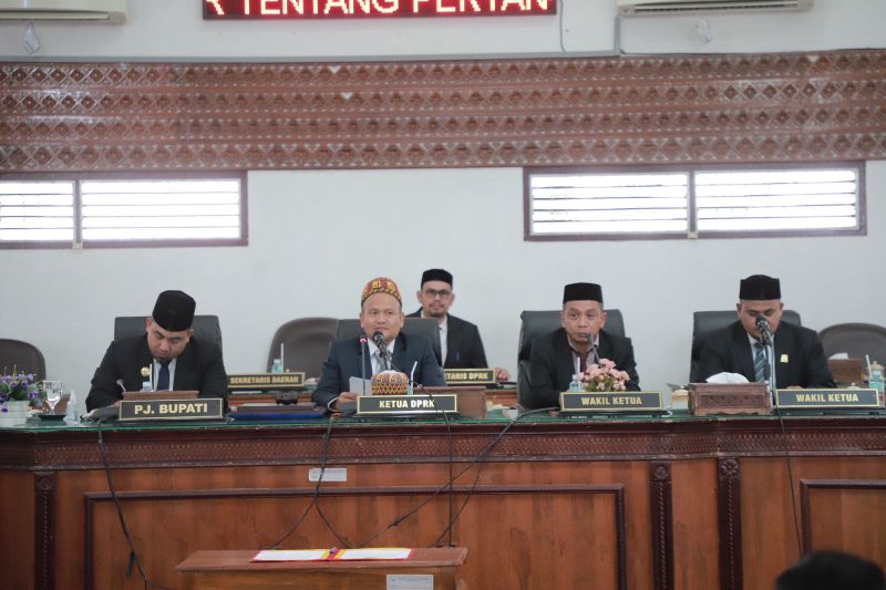 Pj Bupati Aceh Besar Muhammad Iswanto SSTP MM menghadiri Rapat Paripurna DPRK Aceh Besar terhadap Rancangan Qanun Kabupaten Aceh Besar tentang Pertanggungjawaban Pelaksanaan APBK Aceh Besar Tahun Anggaran 2023, di Gedung DPRK Aceh Besar, Kota Jantho, Selasa sore (02/07/2024) (Foto: noa.co.id/FA)