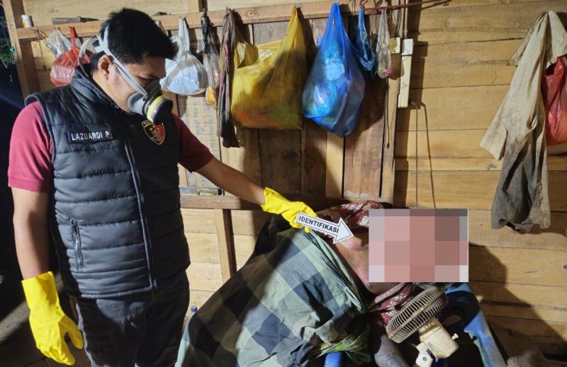INAFIS Satreskrim Polres Aceh Timur, saat melakukan olah TKP dan identifikasi atas temuan mayat laki laki pada sebuah warung di Gampong Babah Krueng, Kecamatan Peureulak Timur, Selasa (02/07/2024) (Foto: noa.co.id/Dedi)