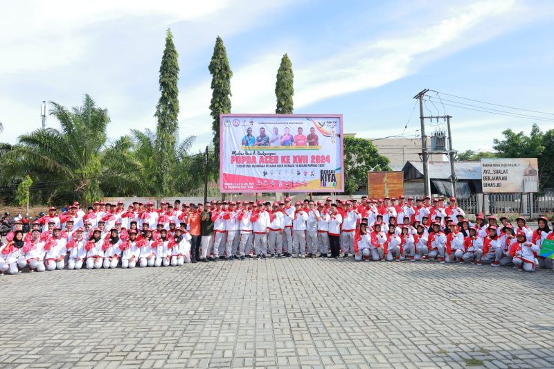 Penjabat Bupati Aceh Barat Drs. Mahdi foto bermain dengan Kontingen kabupaten Aceh Barat menuju Aceh Timur pada event Popda Aceh ke XVII tahun 2024 di halaman upacara kantor bupati setempat, Rabu (03/07/2024) (Foto: noa.co.id/FA)