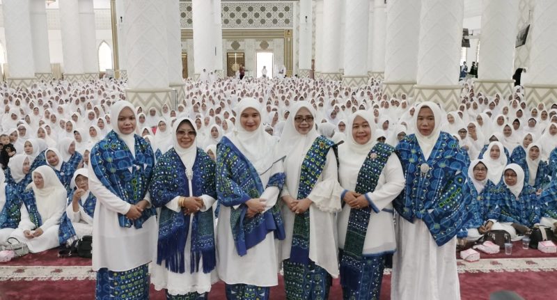 Ketua Umum Pimpinan pusat Kontak Majelis Taklim (BKMT), Dr. Hj. Syifa Fauzia, M. Arts diabadikan bersama PD BKMT Abdya di Masjid Agung Baitul Ghafur Kabupaten Abdya. (Foto. Teukunizar/NOA.co.id)