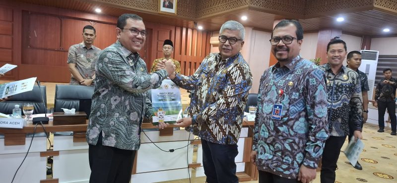 Pj Bupati Aceh Barat, Mahdi saat menerima SK Panitia Daerah Dari Gubernur Aceh, Bustami Hamzah. Foto: Hidayat S/NOA.co.id