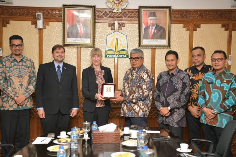 Pj. Gubernur Aceh, Bustami, SE. M. Si didampingi Asisten Perekonomian dan Pembangunan Sekda Aceh, Zulkifli, Kadis Pendidikan Aceh, Marthunis dan Kadisnaker Aceh, Akmil menerima Kunjungan Ms. Ina Lepel, Duta Besar Jerman dan Mr. Daniel Konsul Kehormatan Jerman diruang Rapat Gubernur Aceh, Kantor Gubernur Aceh, Kamis, (04/07/2024). Foto: Biro Adpim Setda Aceh/NOA.co.id