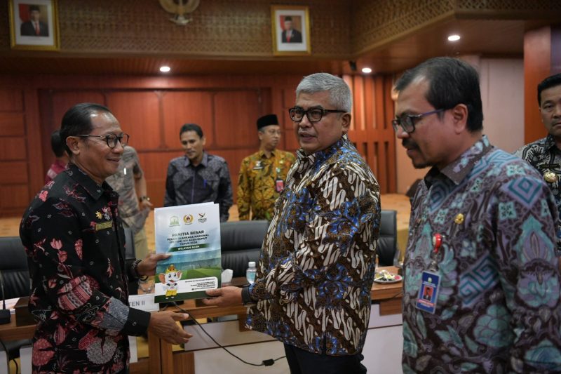 Pj. Gubernur Aceh, Bustami. SE. M. Si didampingi Pj. Sekda Aceh, Azwardi AP menyerahkan Surat Keputusan (SK) Panitia Besar Pekan Olah Raga Nasional (PB-PON) XXI Aceh-Sumut Tahun 2024 Wilayah Aceh, di Gedung Serbaguna Setda Aceh, Kantor Gubernur Aceh, Kamis, 04/07/2024. Foto: Aprizali Munandar/Noa.co.id.