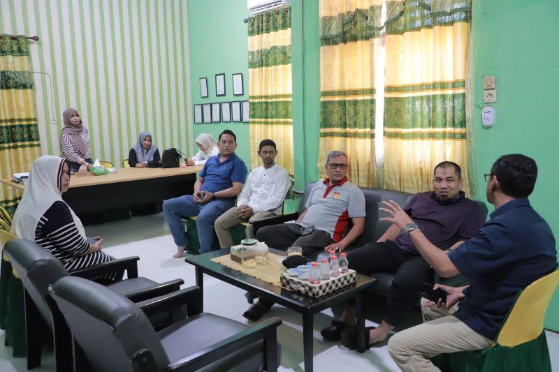 Pj Bupati Aceh Besar Muhammad Iswanto S.STP, MM saat mengunjungi pemondokan kontingen atlet Popda Aceh Besar yang berada di SMK Negeri 1 IDI, Aceh Timur, Sabtu (6/7/2024) sore. Foto: MC Aceh Besar.