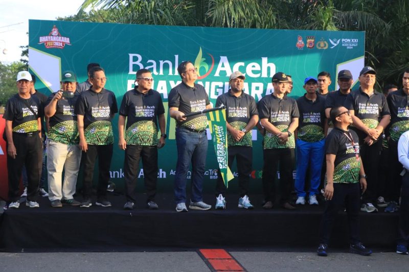 Kapolda Aceh Irjen Achmad Kartiko saat melepas peserta lomba Bhayangkara Run 2024 di Taman Ratu Safiatuddin, Kota Banda Aceh, Minggu, 7 Juli 2024. Foto: Kirfan/Noa.co.id