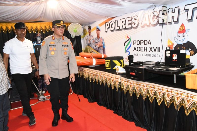 Kapolres Aceh Timur AKBP Nova Suryandaru, S.I.K. saat meninjau stand, Sabtu, (06/07/2024) malam. Foto: Dedi Saputra/NOA.co.id