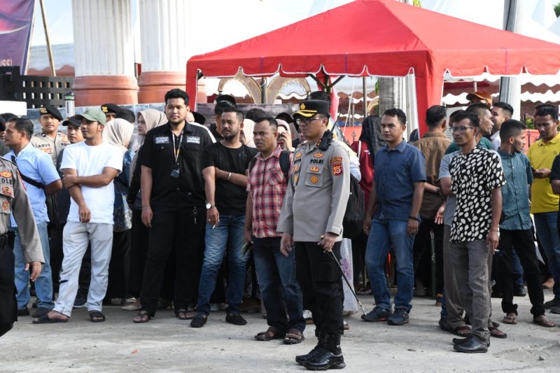 Kapolres Aceh Timur AKBP Nova Suryandaru, saat meninjau lokasi perhitungan Suara ulang di hari kedua. Foto: dok. Dedi Saputra/NOA.co.id