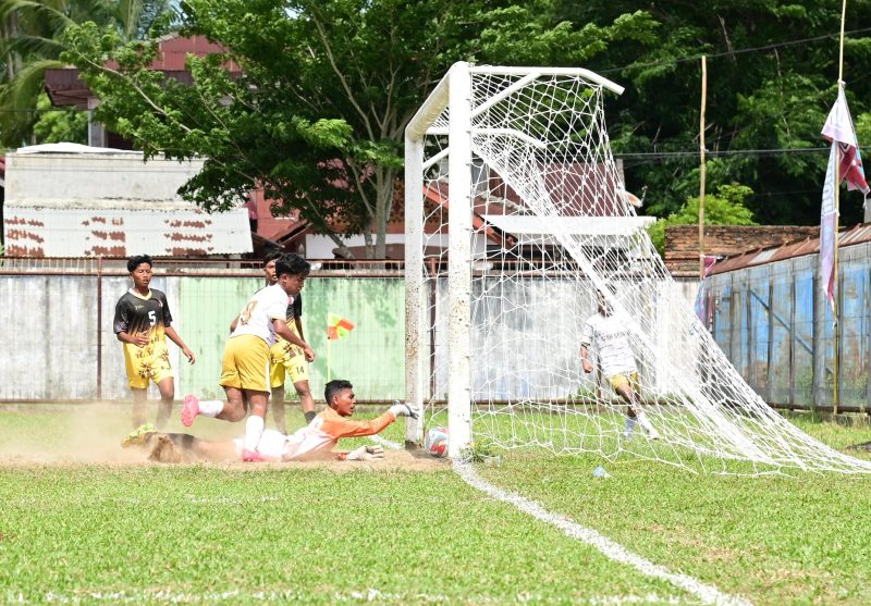 Pemain sepak bola Aceh Besar Tanzil berhasil membobol gawang Nagan Raya pada Matchday-2 Fase Grup Cabor Sepakbola POPDA Aceh 2024 di Lapangan sepak bola Mon 9, Aceh Timur, Minggu (7/7/2024). Foto: MC Aceh Besar. 