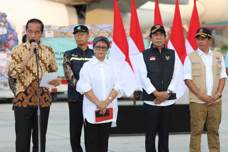 Presiden Joko Widodo (Pertama Kiri) saat melepas bantuan kemanusiaan yang akan dikirim ke Papua Nugini dan Afghanistan di Lapangan Udara Halim Perdana Kusuma, Jakarta, Senin (8/72024). (NOA.co.id/HO/Humas BNPB).