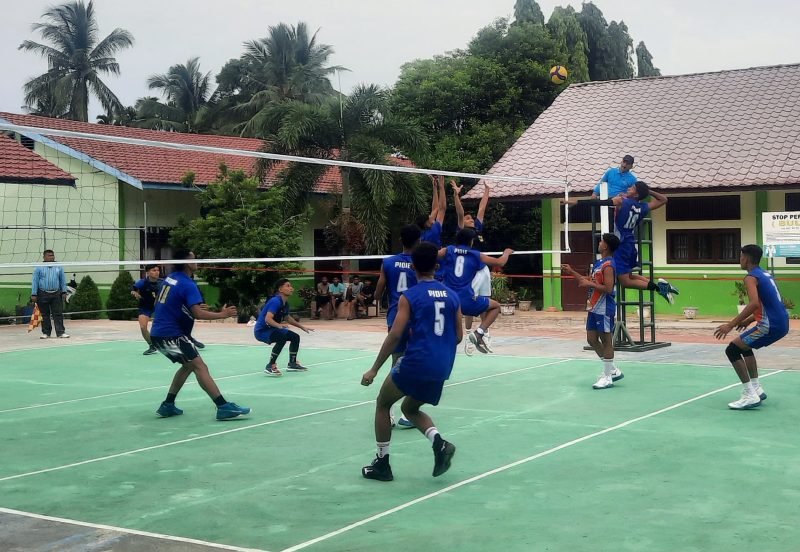 Tim volly Pidie saat menghadapi tim volly Kota Lhokseumawe di lapangan SMA Negeri I IDI Aceh Timur, Senin, (8/7/2024). Foto: dok. Amir Sagita/NOA.co.id