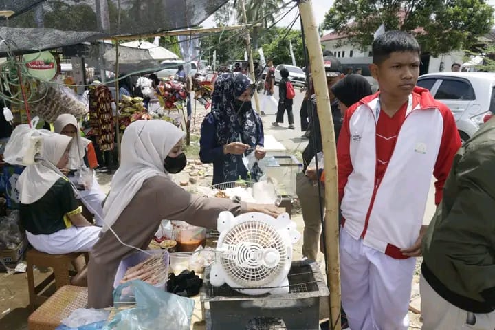 Sejumlah Pedagang kuliner yang ada di seputaran Arena Pertandingan POPDA Aceh 2024 di Kabupaten Aceh Timur. Foto: Dedi Saputra/Noa.co.id