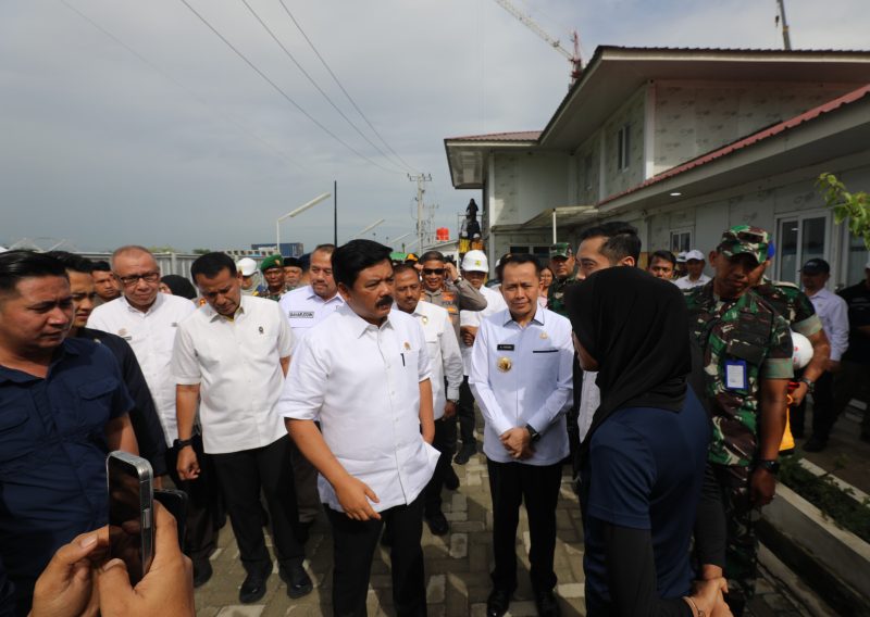 Menko Polhukam Hadi Tjahjanto saat melakukan peninjauan Pembangunan Venue PON XIII 2024 di Sumatera Utara di sela rangkaian kunjungan kerjanya di Sumatera Utara, Rabu (10/7/2024). (NOA.co.id FOTO/HO/Humas Kemenko Polhukam RI).