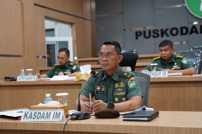 Kepala Staf Komando Daerah Militer (Kasdam IM), Brigjen TNI Ayi Supriatna, S.I.P., M.M. di saat menerima paparan kesiapan pelaksanaan TMMD Ke-121 TA. 2024 diwilayah Kodam IM dilanjutkan Rakor Tingkat Pusat secara Vidio Conference di ruang Vikon 1 Puskodalops Makodam IM, Rabu (10/07/2024). Foto: Abdurrahman/Noa.co.id