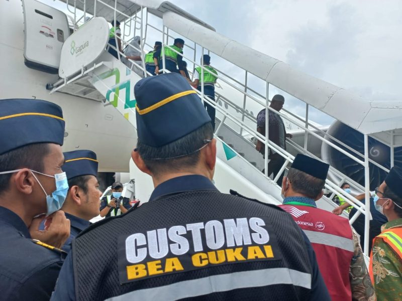 Petugas Bea Cukai saat penyambutan jemaah haji kloter pertama Debarkasi Aceh di Bandara Internasional Sultan Iskandar Muda, Aceh Besar, Rabu (10/7/2024). (NOA.co.id FOTO/HO/Humas
Kanwil Bea Cukai Aceh).