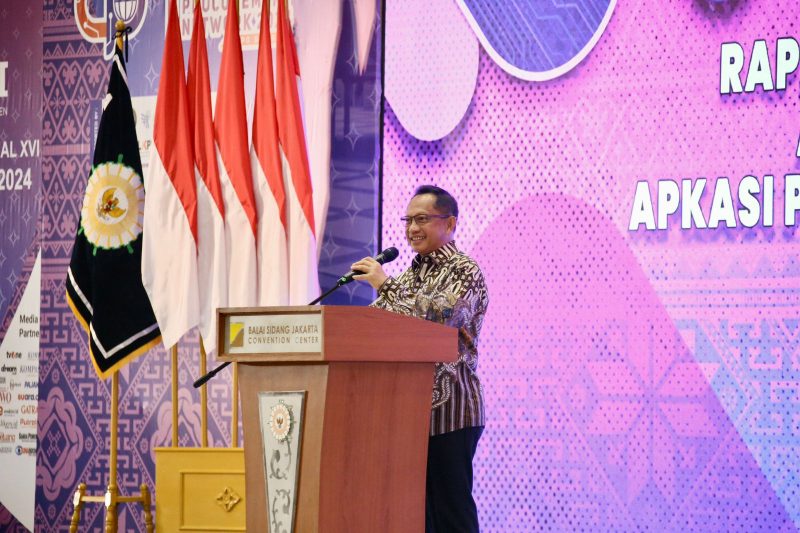 Menteri Dalam Negeri (Mendagri) Muhammad Tito Karnavian menjadi pembicara kunci pada Rapat Kerja Nasional (Rakernas) XVI Asosiasi Pemerintah Kabupaten Seluruh Indonesia (Apkasi) di Jakarta Convention Center (JCC), Senayan, Jakarta, Rabu (10/7/2024). (NOA.co.id FOTO/HO/Puspen Kemendagri).