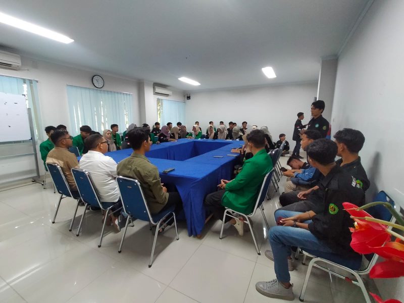 Mahasiswa program studi Ilmu Administrasi Negara (IAN) Universitas Al Washliyah Darussalam (UNADA) Banda Aceh saat melakukan kunjungan ke Kantor Harian Serambi Indonesia, Rabu, 10 Juli 2024. Foto: Aprizali Munandar/Noa.co.id