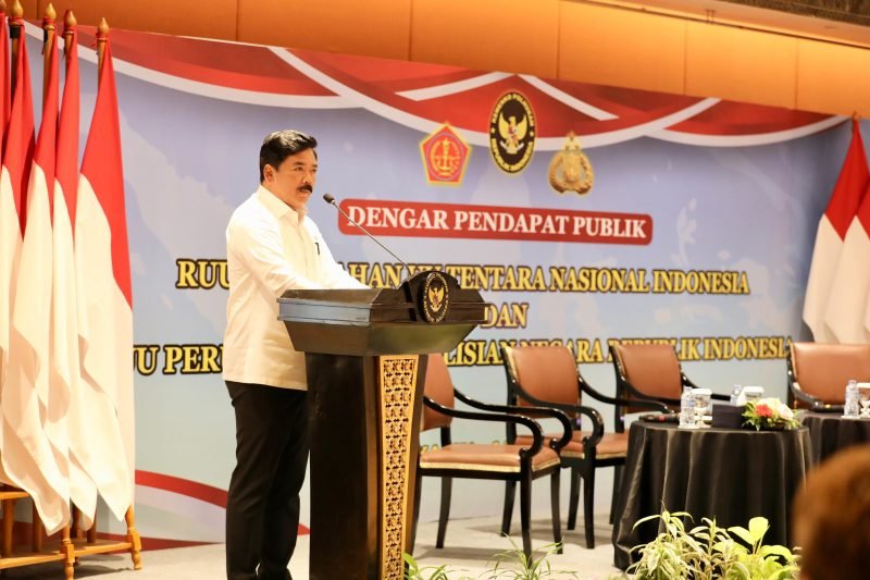 Menko Polhukam Hadi Tjahjanto saat menjadi pembicara kunci dalam acara dengar Pendapat Publik RUU Perubahan UU TNI dan RUU Perubahan UU Polri yang digelar di Jakarta, Kamis (11/7/2024). (NOA.co.id FOTO/HO/Humad Kemenko Polhukam).