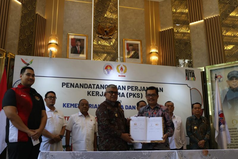 Pj Gubernur Aceh Bustami Hamzah, saat melakukan perjanjian kerjasama (PKS) antara Kemenpora dengan KONI dan PB PON XXI Aceh - Sumut wilayah Aceh dan Sumatera Utara, di Kemenpora RI, Jakarta Pusat, Kamis, 11 Juli 2024. Foto: Abdurrahman/Noa.co.id