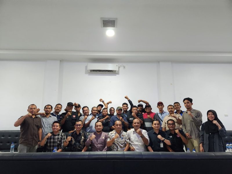 Komisioner KIP Nagan Raya ngopi bareng awak media. Foto: Aprizali Munandar/Noa.co.id