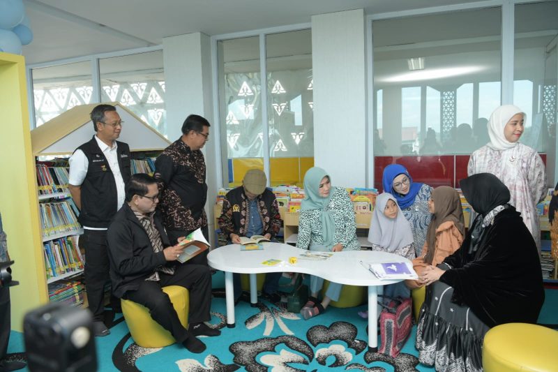 Asisten Administrasi Umum Setda Aceh Dr Iskandar AP mendampingi kunjungan Komisi X DPR RI ke perpustakaan wilayah, Banda Aceh 13/7/2024. Kirfan/Noa.co.id