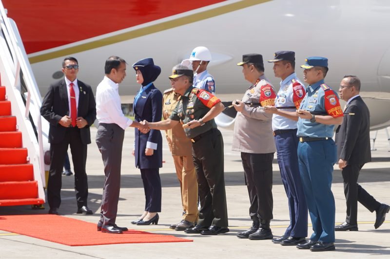 Panglima Komando Daerah Militer Iskandar Muda (Pangdam IM) Mayjen TNI Niko Fahrizal, M.Tr(Han)., bersama Pj. Gubernur Aceh Bustami Hamzah, S.E., M.Si., Kapolda Aceh Irjen Pol. Achmad Kartiko, S.I.K., M.H., Danlanal Sabang Kolonel (P) Gita Muharam, M.Sc., Danlanud SIM Kolonel Pnb Edi Sasmoyo, M.Han., menyambut kedatangan Presiden Rebublik Indonesia Ir. H. Joko Widodo di Bandara Sultan Iskandar Muda Blangbintang Kab Aceh Besar. Foto: NOA.co.id