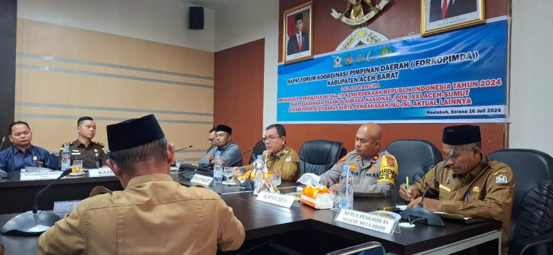 Penjabat (Pj) Bupati Aceh Barat Mahdi Efendi dan jajaran, bersama Forkopimda melaksanakan Rapat Koordinasi mengenai pemberantasan judi online dan permainan mesin capit boneka, yang berlangsung di ruang rapat kantor Bupati Aceh Barat pada Selasa, (16/07/2024). Foto: NOA.co.id