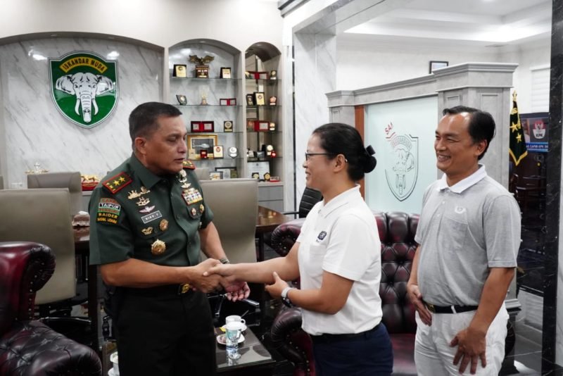 Pangdam IM Mayjen TNI Niko Fahrizal, M.Tr.(Han) saat menerima audiensi pengurus Yayasan Budha Tzu Chi di ruang tamu Pangdam IM, Makodam IM, Banda Aceh, Rabu (17/07/2024). Foto: NOA.co.id