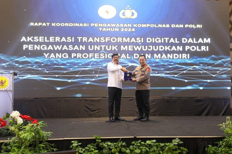 Menteri Koordinator Bidang Politik, Hukum, dan Keamanan Marsekal TNI (Purn) Hadi Tjahjanto (Pertama kiri) saat membuka Rapat Koordinasi dan Pengawasan (Rakorwas) Kompolnas Tahun 2024 yang bertema 'Akselerasi Transformasi Digital Dalam Pengawasan Untuk Mewujudkan Polri yang Profesional dan Mandiri',Jakarta, Rabu (17/6/2024). (NOA.co.id FOTO/HO/Humas Kemenko Polhukam).