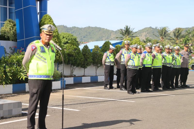 Dirlantas Polda Aceh Kombes Pol. M. Iqbal Alqudusy, S. H., S. I. K, saat memimpin apel gabungan di hari ketiga pelaksanaan Operasi Patuh Seulawah 2024. Foto: Humas Polda Aceh/NOA.co.id