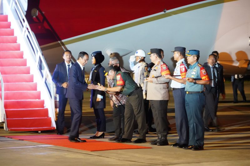 Pj Gubernur Aceh, Pangdam IM, Kapolda Aceh dan Forkopimda Aceh lainnya menyambut Jokowi saat transit di Bandara SIM, Blang Bintang, Aceh Besar, Kamis (18/7/2024). Foto: NOA.co.id