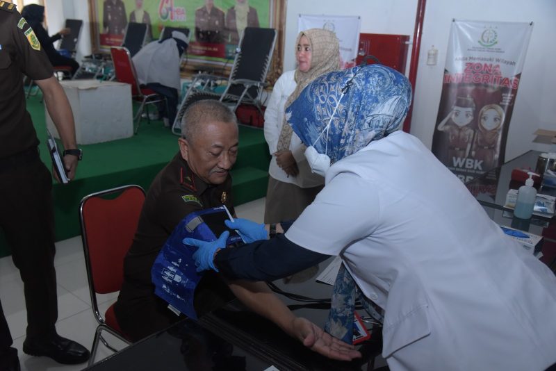 Kepala Kejaksaan Tinggi (Kajati) Aceh, Drs. Joko Purwanto, S.H saat melakukan pemeriksaan kesehatan dalam rangka memperingati Hari Bakti Adhiyaksa (HBA) ke-64. Foto: Kejati Aceh/NOA.co.id