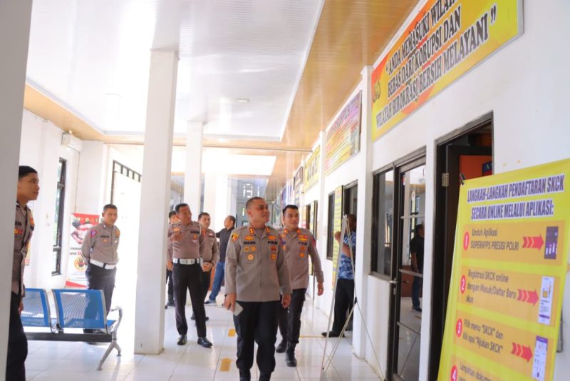 Kapolres Aceh Tamiang AKBP Muliadi saat melakukan pengecekan ruang pelayanan publik di Gedung Satpas Polres Aceh Tamiang, Kamis, 18 Juli 2024. Foto: NOA.co.id
