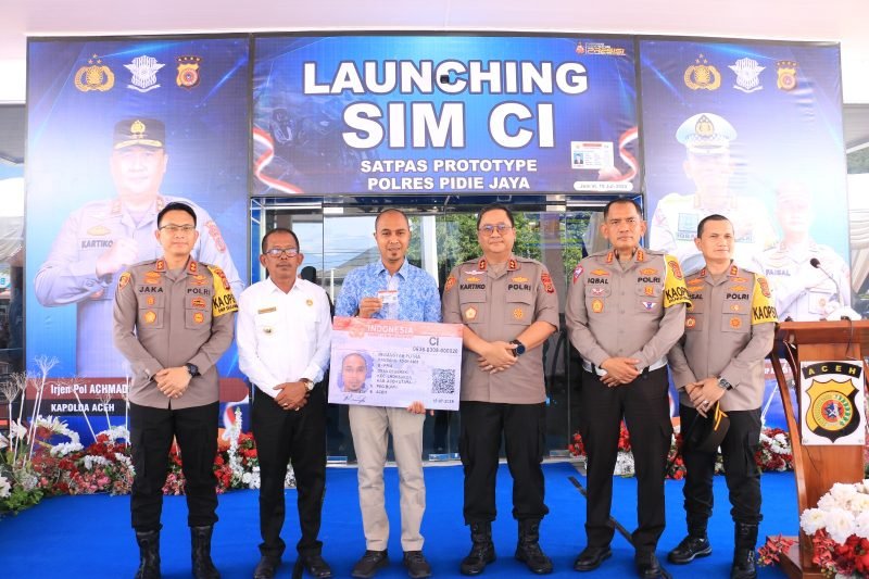 Pj Bupati Pidie Jaya Ir. H. Jailani dan Kapolda Aceh Irjen Pol Drs. Ahmad Kartiko, S.I.K, M.H, saat menghadiri peresmian SIM C1 yang berlangsung di Gedung Satpas Prototype Polres Pidie Jaya, Jumat (19/07/2024). Foto: Humas Pemkab Pijay/NOA.co.id